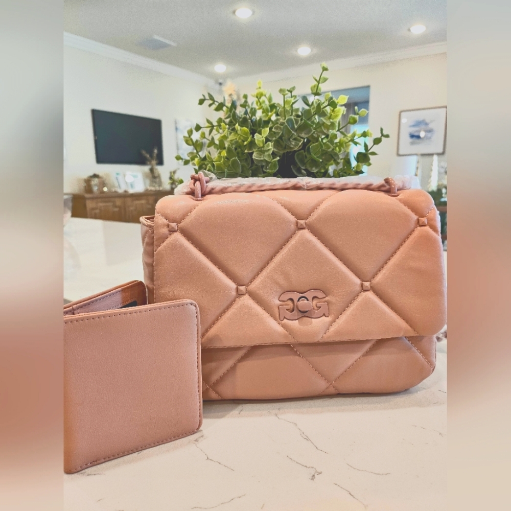 ‼️‼️LOW START ‼️‼️Gilda Paris-Small quilted Crossbody/Shoulder Bag- color blush.